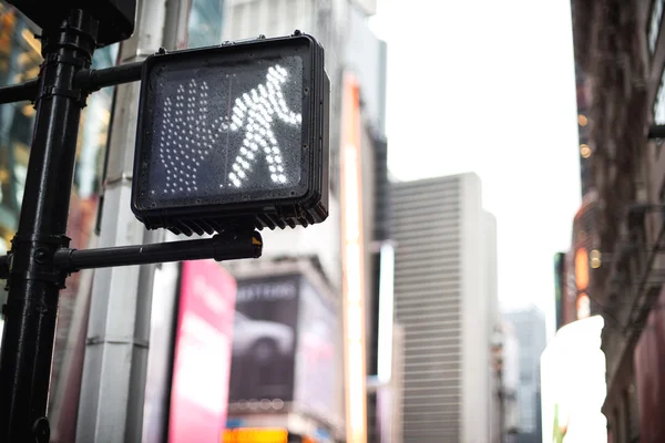 Crosswalk ok sinal em um semáforo Manhattan - Nova York . — Fotografia de Stock