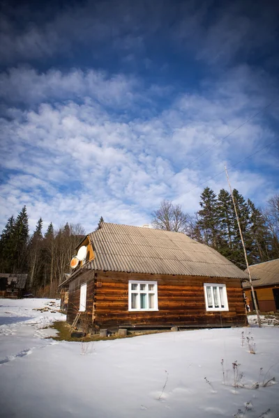 Casa na floresta de inverno — Fotografia de Stock