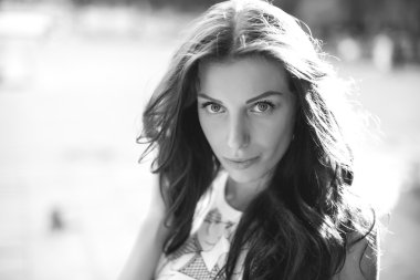 Şehir Parkı ışığında akşam gözleri iri ve dolgun dudaklar ile poz seksi şehvetli kadın