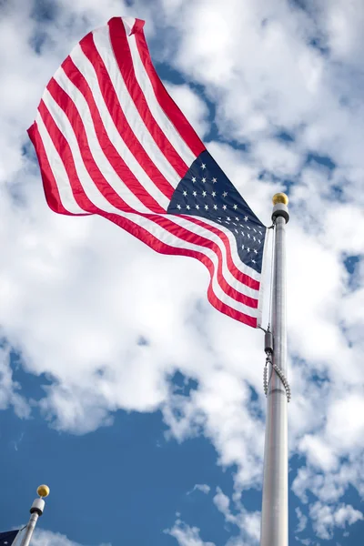 Banderas americanas serpenteando en el cielo azul — Foto de Stock