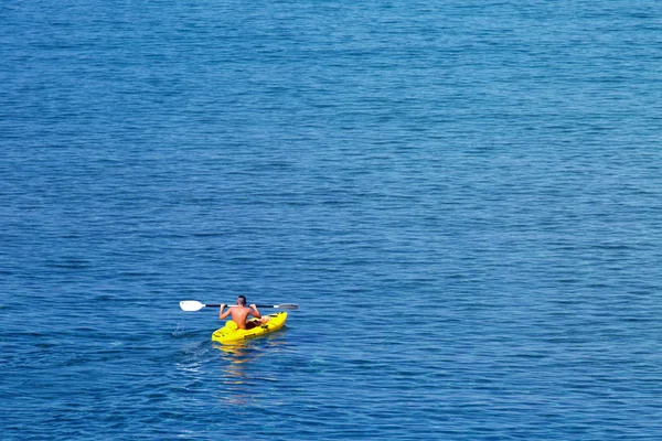 Jeune homme caucasien kayak en mer — Photo