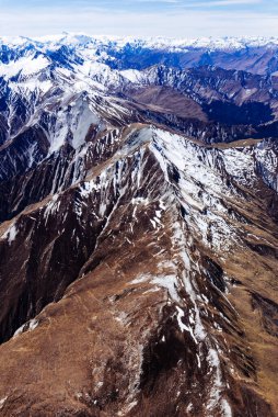 Fırında muzlu kek ve sobanın üzerinde ceviz soğutma..