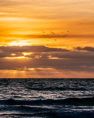 Gün batımında Jetty 'yi suda bir yansımayla gölgelemek..
