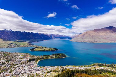 Yeni Zelanda 'nın Queenstown kasabasına tepeden bakan manzaralar.