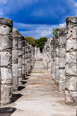 Chichen Itza, Yucatan, Meksika 'daki taş kolonlar.