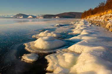 Donmuş Göl Bakal Güneşin şafak ışıklarında. 