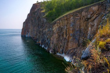 Olkhon Adası 'ndaki kayalar ve mağaralar. Baykal.. 