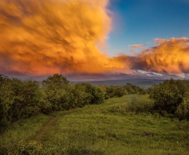 Karanlık ışıklarda renkli bulutlar 