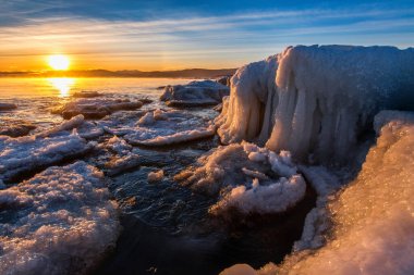 Baykal Gölü 'nde kış gündoğumu. 