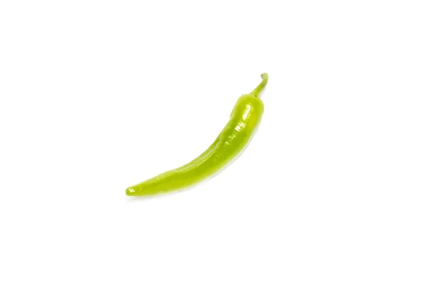 Πράσινη πιπεριά σε λευκό φόντο — Φωτογραφία Αρχείου
