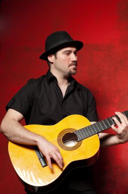 Gitar çalan genç adam