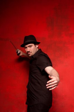 Genç adam kılıçla