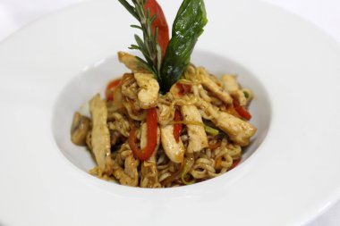 Baharatlı sos ile lezzetli makarna