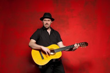 Gitar çalan genç adam