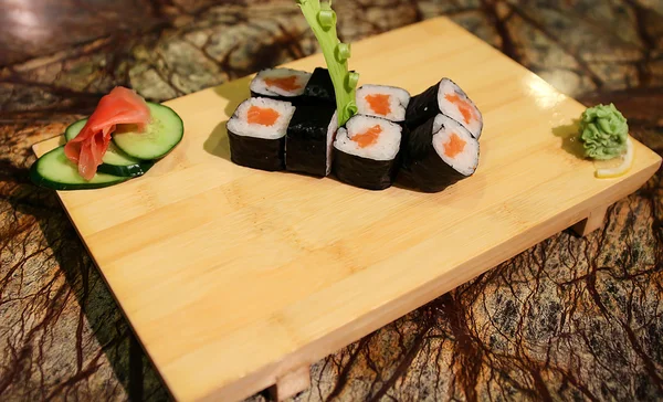 Vynikající Sake maki sushi rolky — Stock fotografie