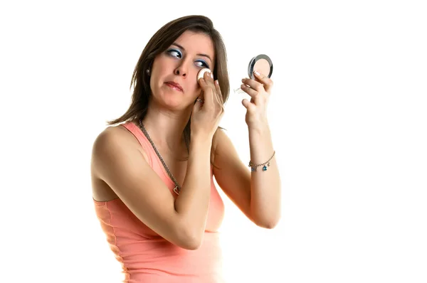 Beautiful young woman putting on make-up — Stock Photo, Image