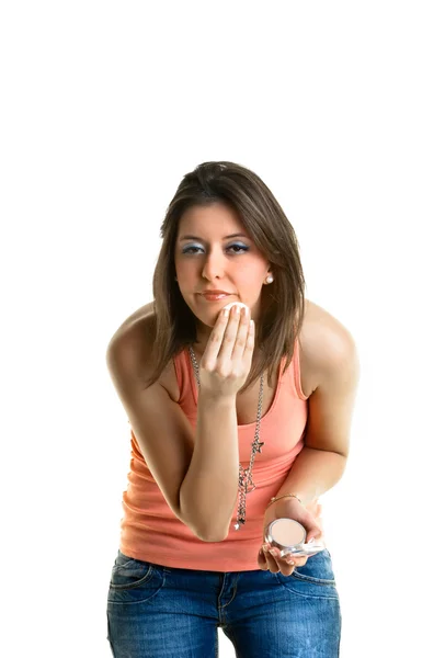 Beautiful young woman putting on make-up — Stock Photo, Image