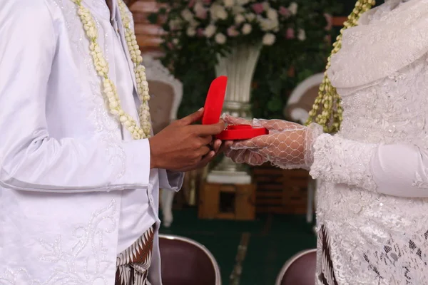 Bruids Handen Rood Fluwelen Doosje Met Een Paar Gouden Trouwringen — Stockfoto