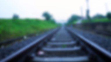 Bulanık tren rayları. Bulanık tren yolları ve yeşil ağaçlar.