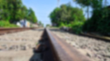 Bulanık tren rayları. Bulanık tren yolları ve yeşil ağaçlar.
