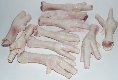 Beyaz arka planda çiğ tavuk ayağı