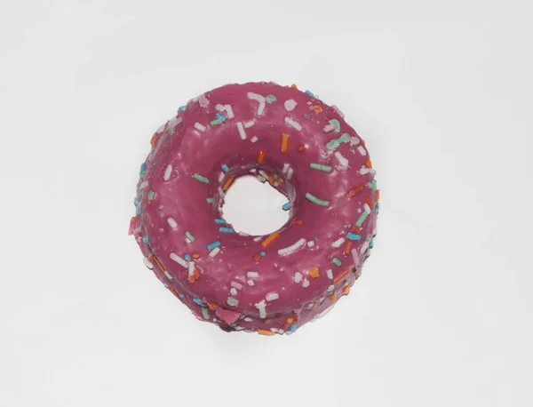 Donut Dulce Aislado Rosado Decorado Con Fideos Colores Sobre Fondo — Foto de Stock