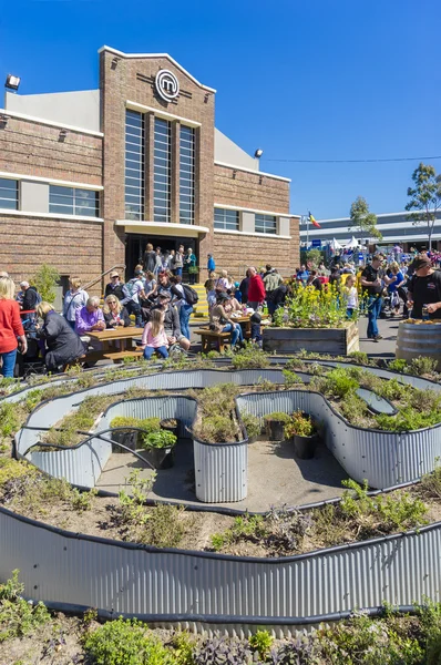 MasterChef edificio de cocina y jardín en Melbourne con la gente — Foto de Stock