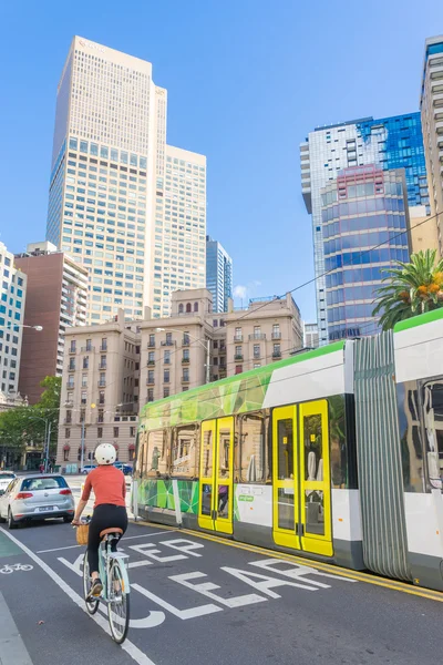 Melbourne modern ve tarihi binaları ile işlek yol — Stok fotoğraf