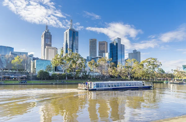 Persone che prendono crociera fluviale e Melbourne skyline sullo sfondo — Foto Stock