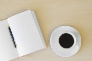 Kahve boş not defteri ve kalem ahşap tablo