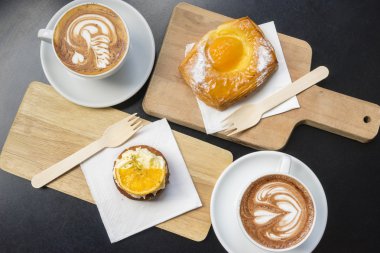 Kahve ve siyah masada tatlılar