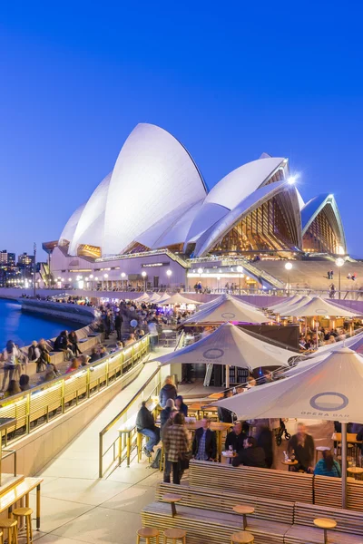 İnsanlar ve alacakaranlıkta Sydney Opera House Cafe