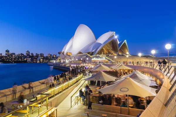İnsanlar ve alacakaranlıkta Sydney Opera House Cafe