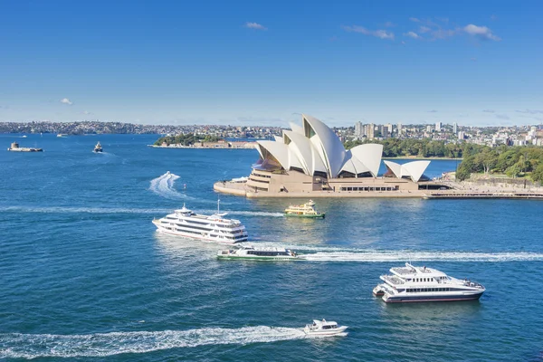 Vista aérea de la Ópera de Sydney con ferries y cruceros — Foto de Stock