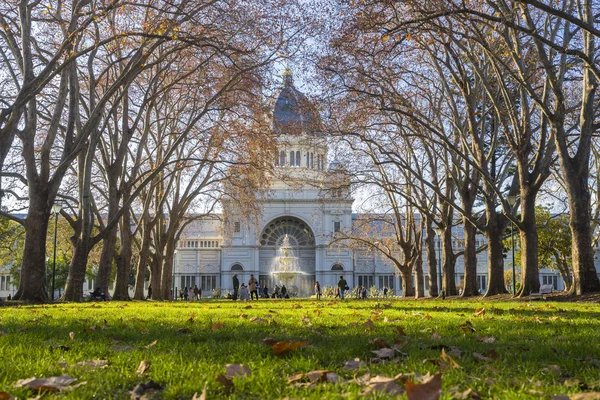 Touristes et le Royal Exhibition Building à Melbourne Image En Vente