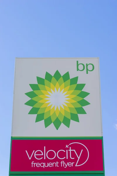 Close-up of bp sign against the blue sky — Stock Photo, Image