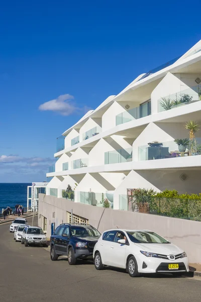 Apartamentos modernos cruzando la calle en Bondi Beach, Sydney — Foto de Stock