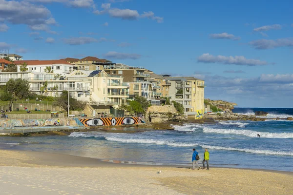 Gente caminando por la playa y apartamentos en Sydney —  Fotos de Stock