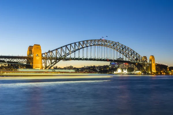 Sydney Harbour Bridge a loď v pohybu a rozostření v soumraku — Stock fotografie