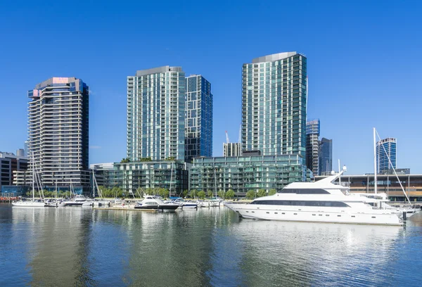 Moderne wohnungen am meer und marina in melbourne, australien — Stockfoto