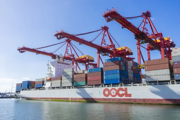 Navire porte-conteneurs dans le port de Melbourne, Australie Photo De Stock