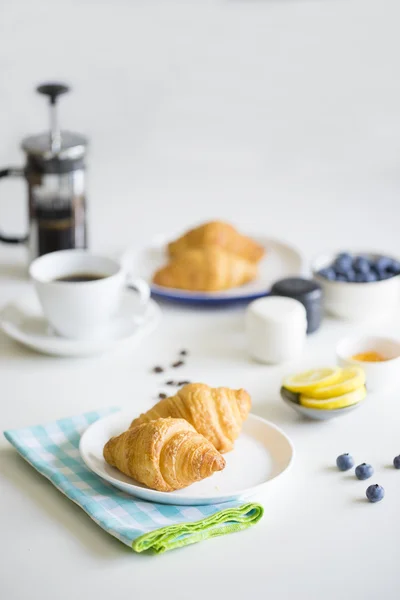 Croissants et café sur la table Image En Vente