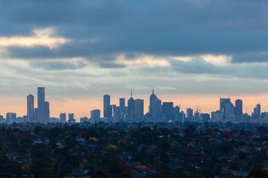Gün batımında Melbourne şehir merkezi