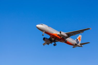 Jetstar uçağı Melbourne Havaalanı'na inmeye yaklaşıyor