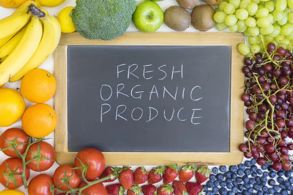 Schwarze Tafel für frische Bioprodukte — Stockfoto