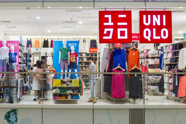 Uniqlo mağazasında alışverişe giden insanlar