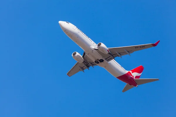 Avion Qantas approchant de l'atterrissage à l'aéroport de Melbourne Images De Stock Libres De Droits