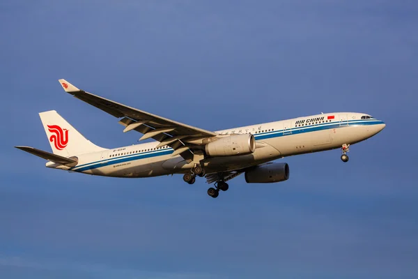 Airbus Air China approchant de l'atterrissage à l'aéroport de Melbourne Image En Vente