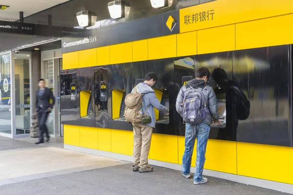 Banka dışında Atm'leri kullanan iki kişi