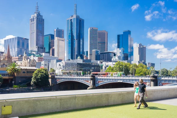 Pessoas andando e horizonte de Melbourne — Fotografia de Stock